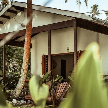 Whispering Palms - Absolute Beachfront Villas Port Vila Esterno foto
