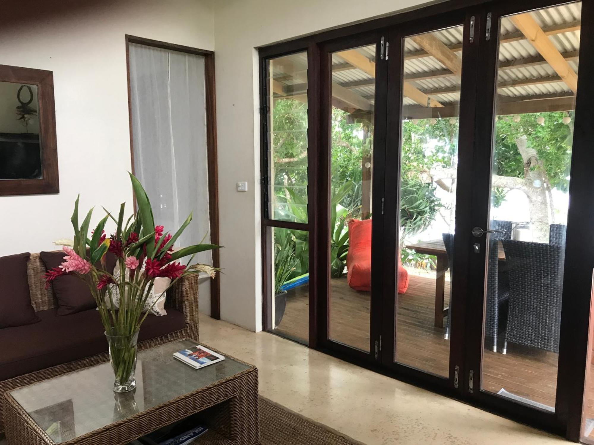 Whispering Palms - Absolute Beachfront Villas Port Vila Esterno foto