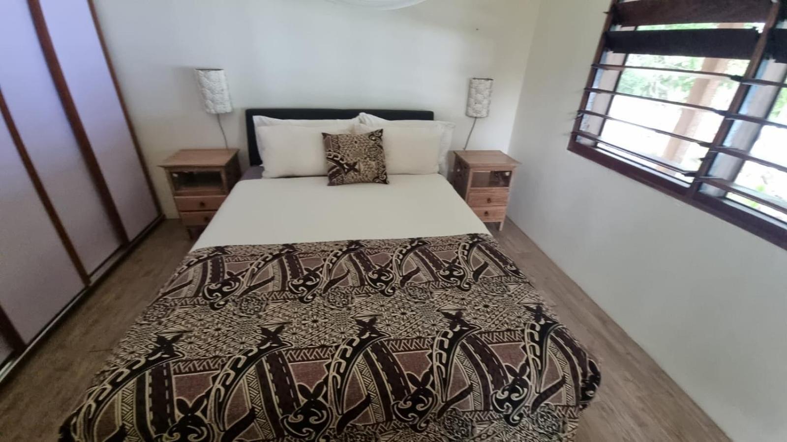 Whispering Palms - Absolute Beachfront Villas Port Vila Esterno foto