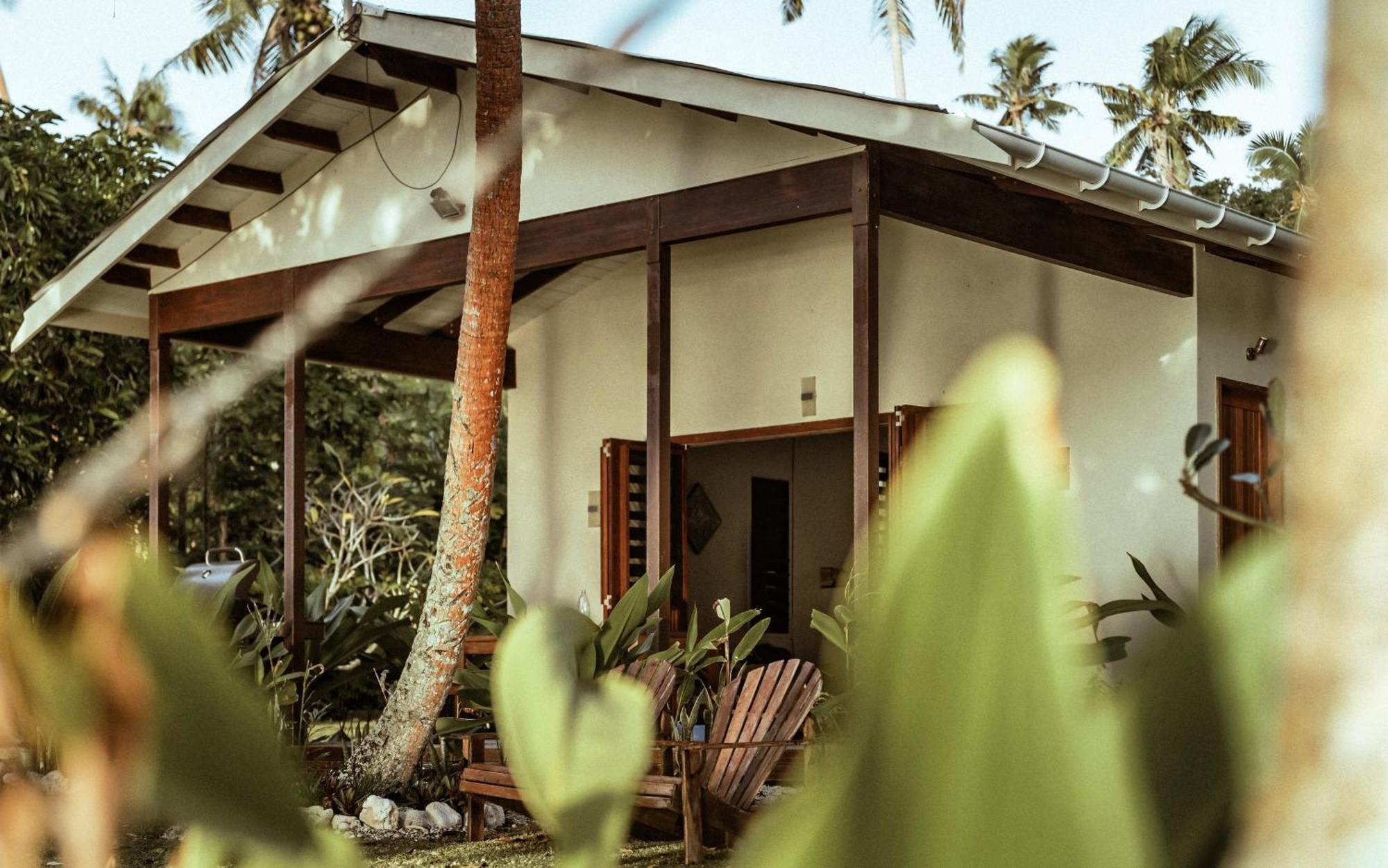 Whispering Palms - Absolute Beachfront Villas Port Vila Esterno foto