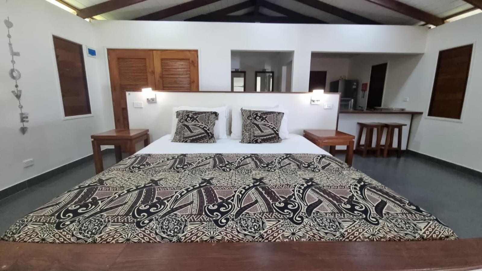 Whispering Palms - Absolute Beachfront Villas Port Vila Esterno foto