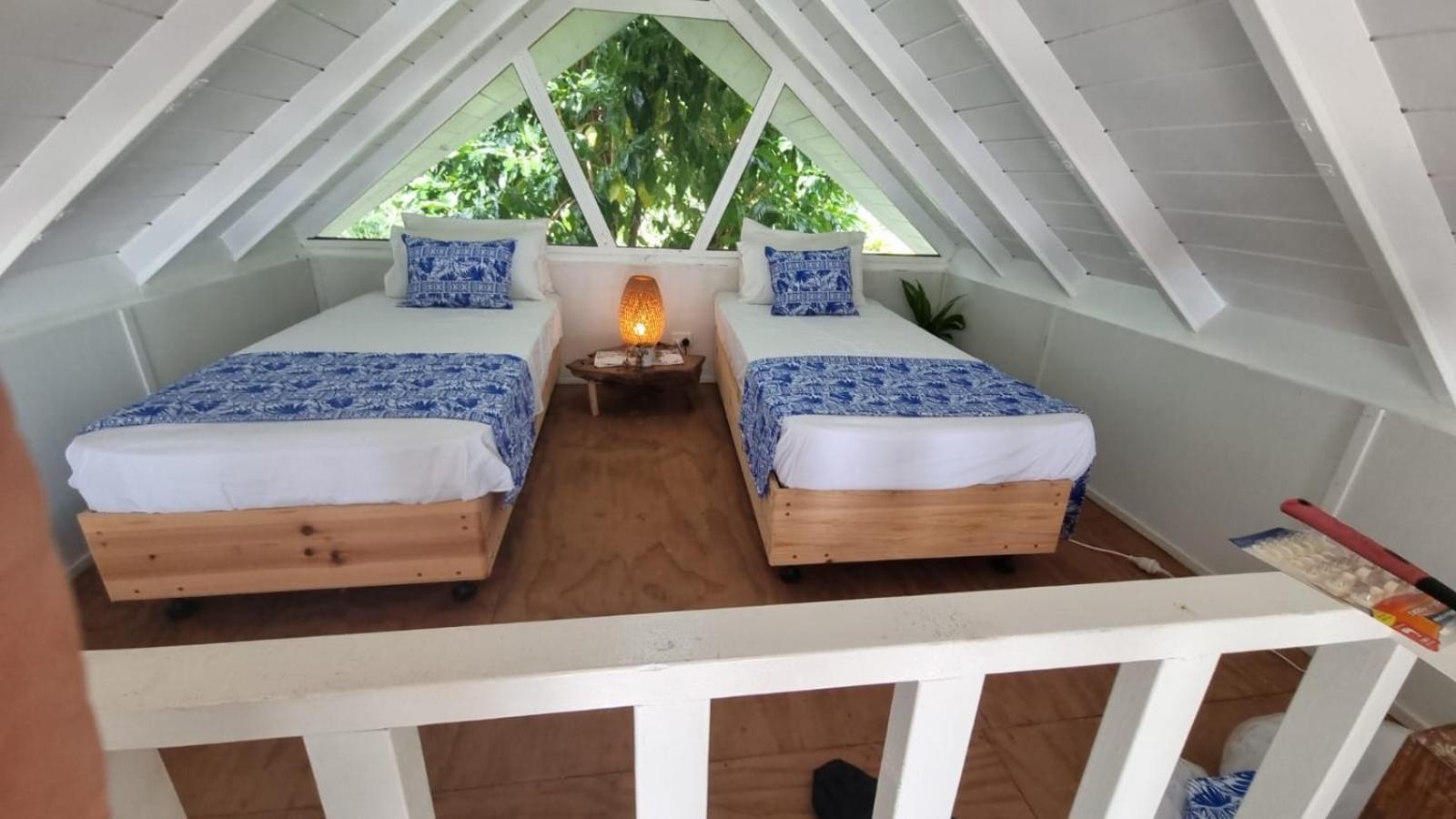 Whispering Palms - Absolute Beachfront Villas Port Vila Esterno foto